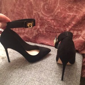 Black pumps (never worn)